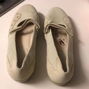 Brand new size 10 very comfortable and support shoe. Cream leather  flat